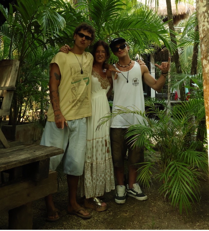 Andre y Joaquín hoy con su mamá, abrazados entre plantas